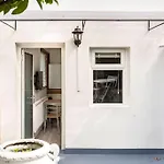 Stylish Ground Floor Garden Flat Nr Central London