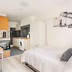 Stylish Ground Floor Garden Flat Nr Central London