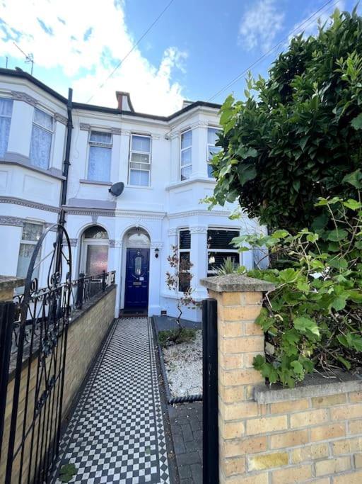 Stylish Ground Floor Garden Flat Nr