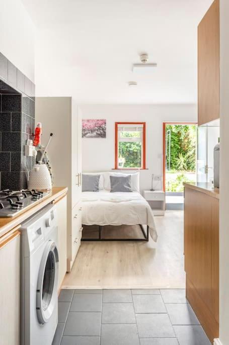 Stylish Ground Floor Garden Flat Nr *