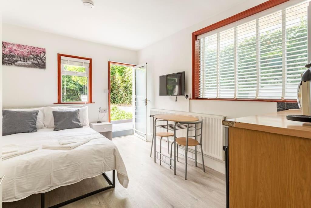 Stylish Ground Floor Garden Flat Nr