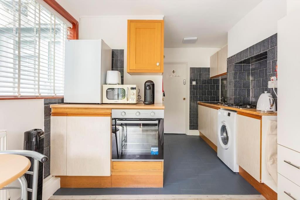 Stylish Ground Floor Garden Flat Nr London